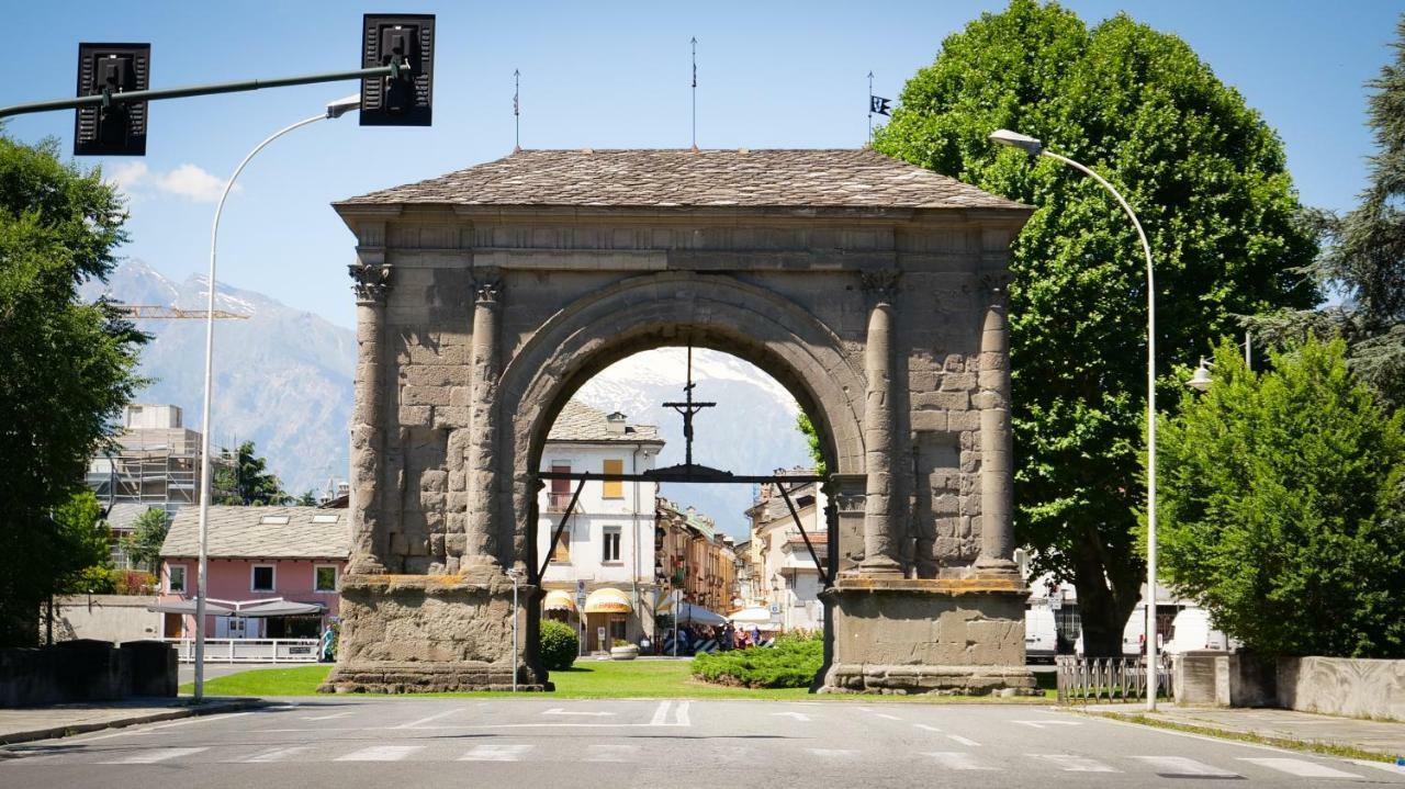 Nuovo Appartamento In Centro Con Posto Auto Incluso Aosta Luaran gambar